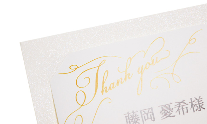 グラフィカルな英文字を印刷した華やかな席札