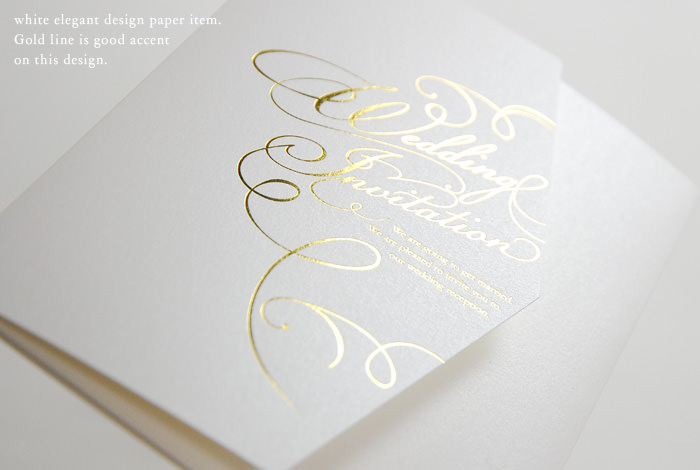 招待状の表紙の英字は見る角度によって表情が異なりキラキラと輝きます