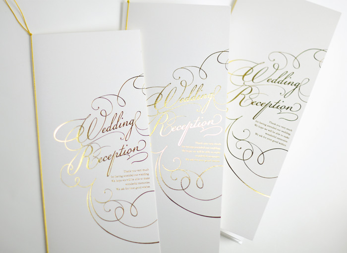 角度によってキラキラと輝くゴールド箔押しの席次表