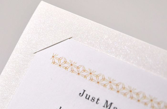 キラキラ輝く台紙のラメ感