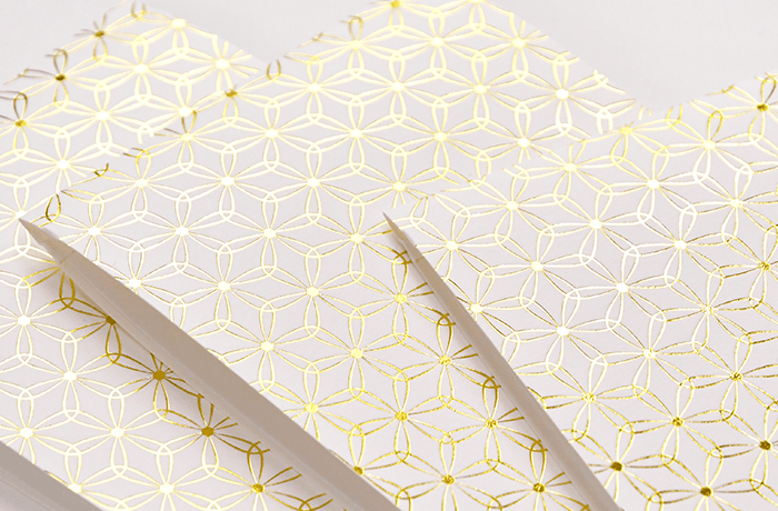 一面に輝く輪つなぎ模様の箔押し手作り招待状