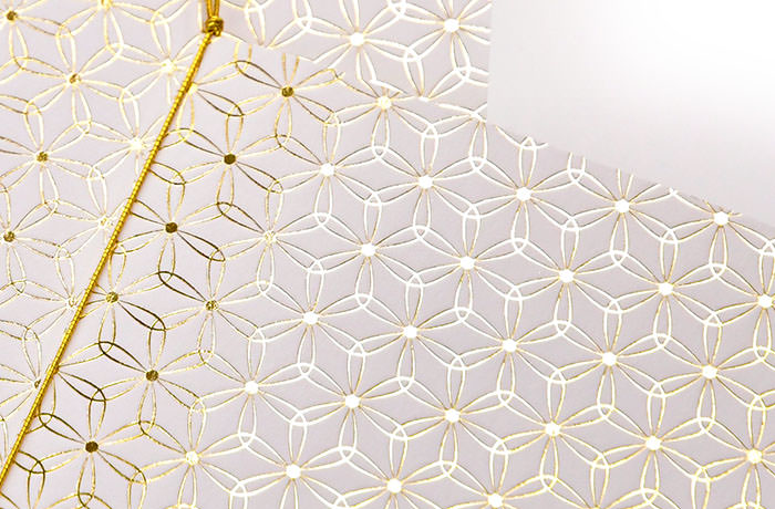 一面に輝くゴールドの箔押し席次表