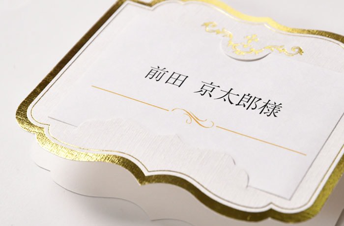 品よく輝くゴールドホイルと素材感の美しい特殊紙が優雅な印象を演出