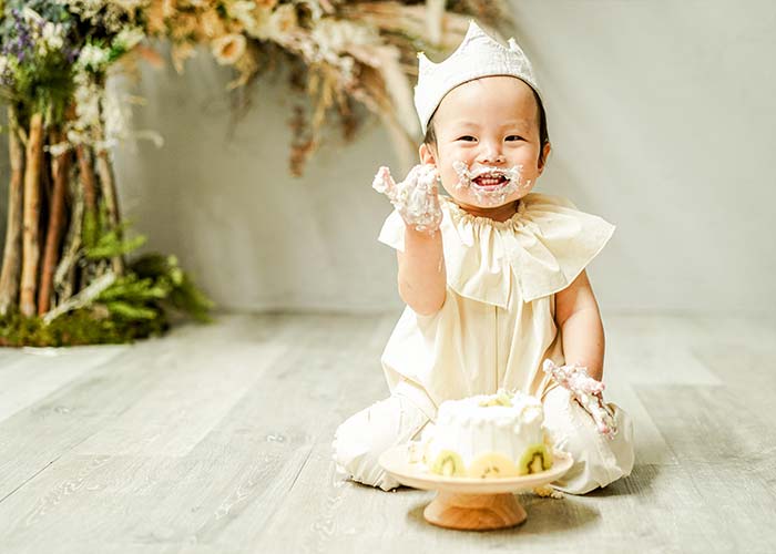 ファルベ賞受賞者スマッシュケーキを食べる赤ちゃんベビーモデル結果発表