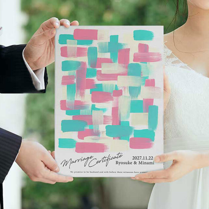 ウェディングキャンバス結婚証明書を飾っている