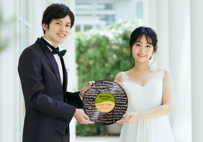 レコード型結婚証明書を持っている新郎新婦