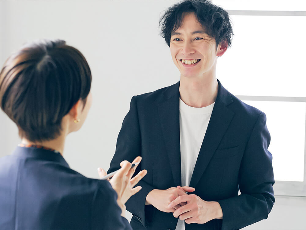 笑顔で会話している男性