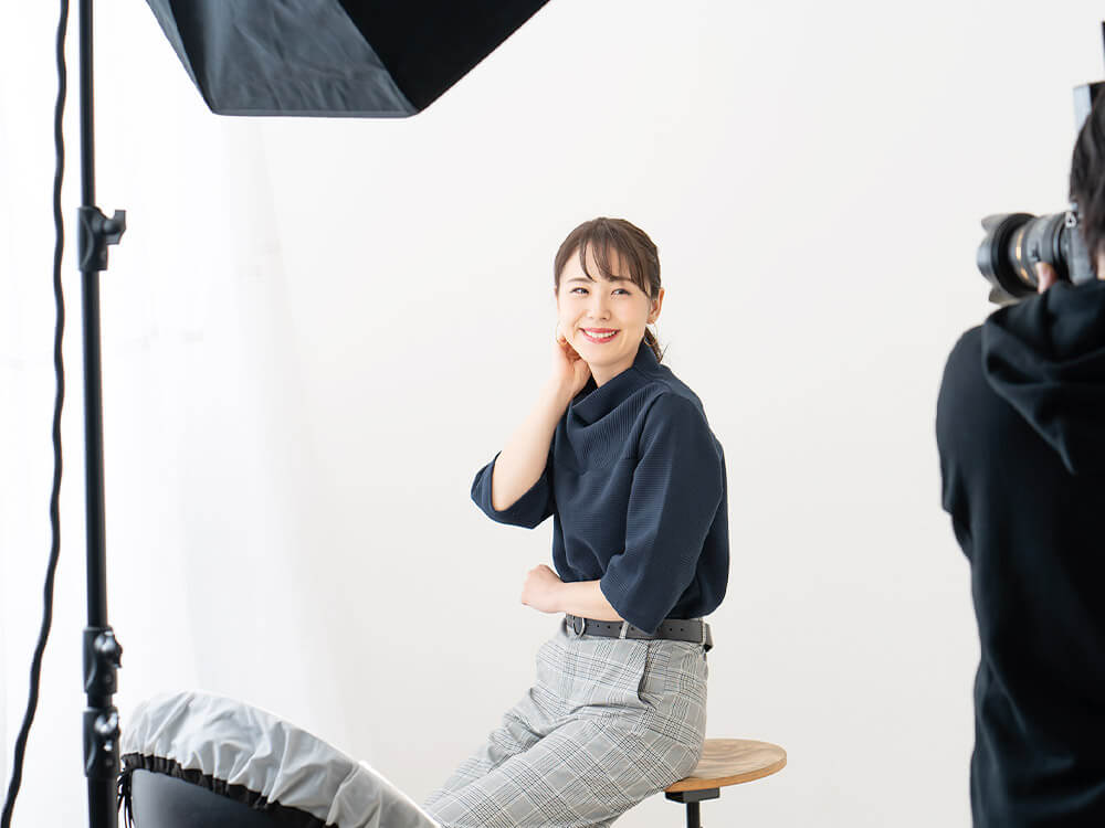 プロフィール写真を撮影している女性