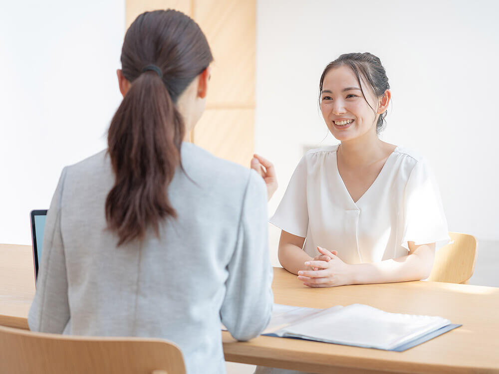 結婚相談所の無料相談を受ける女性