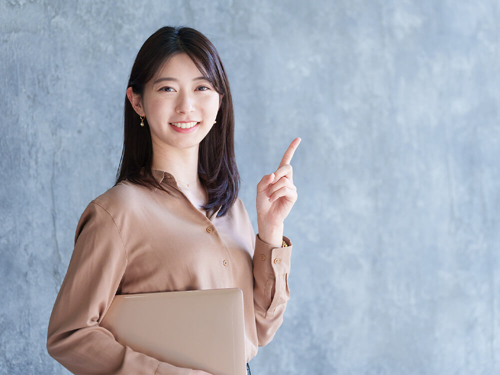 ノートパソコンを持っている女性