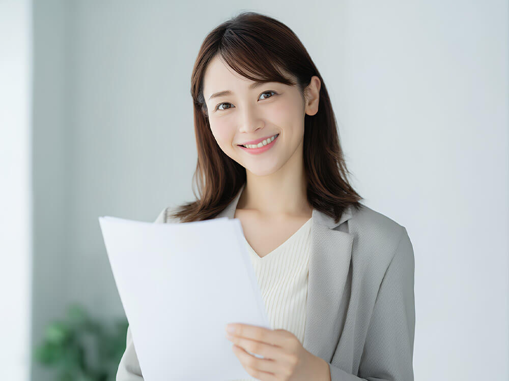 笑顔で書類を持っている女性