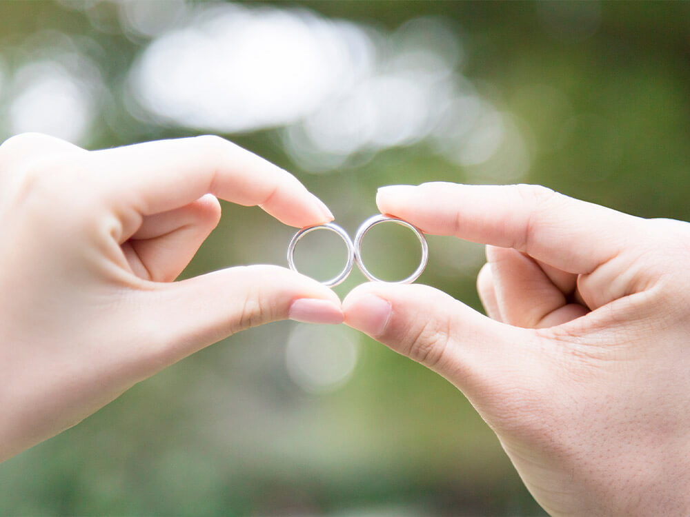 結婚指輪をもつ新郎新婦