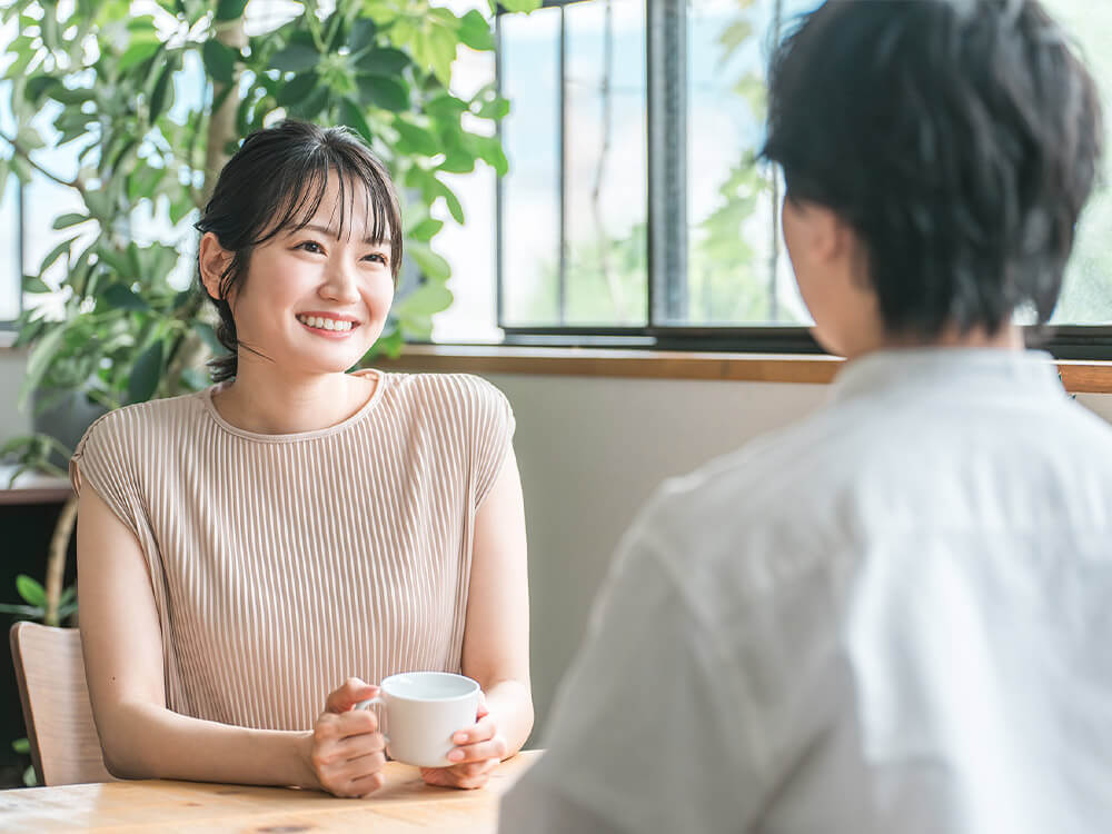 カフェでお見合いをしてる若い男女