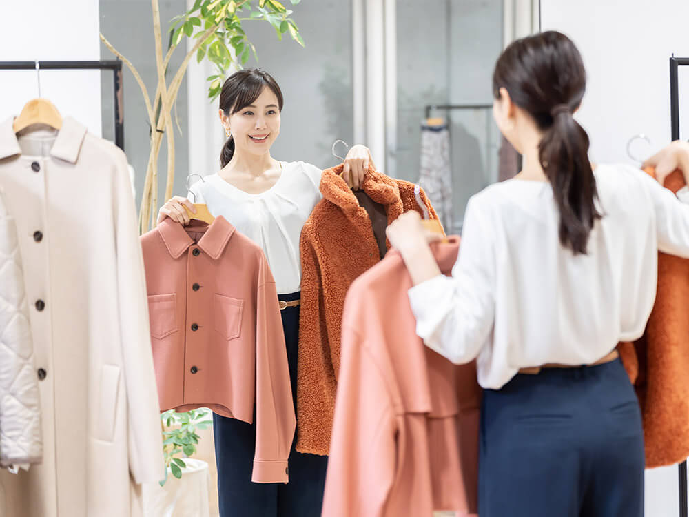 買い物に来て洋服を選んでいる女性