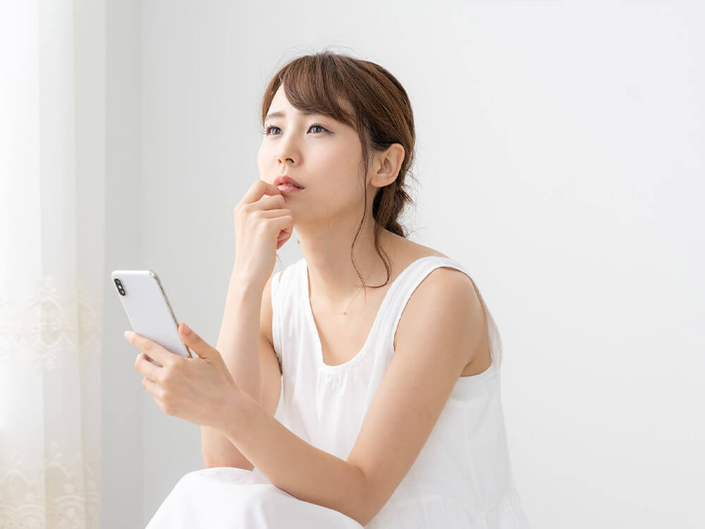 一人で悩んでいる女性