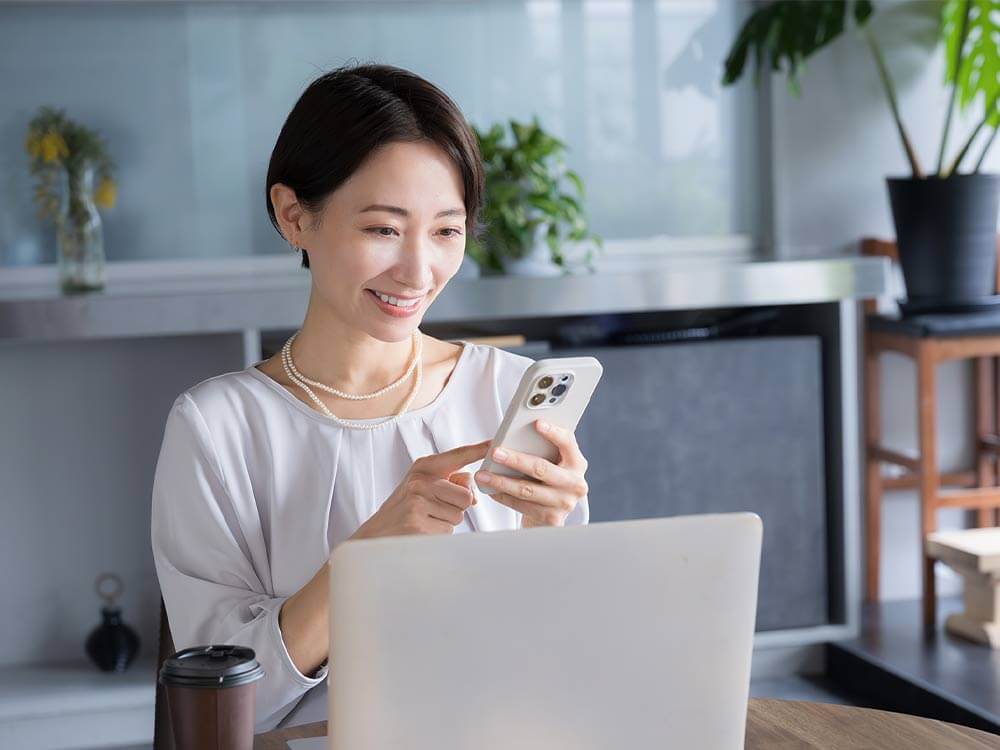 スマートフォンを操作している女性