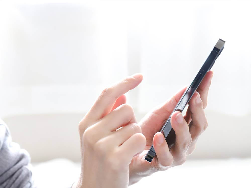 スマホを操作している手