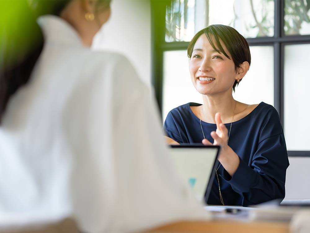 結婚相談所のカウンセラーに相談している女性