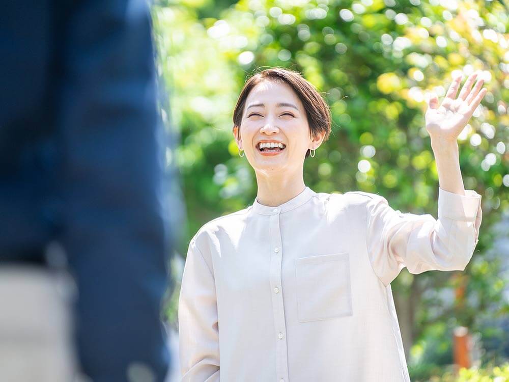 デートの待ち合わせをしているカップル