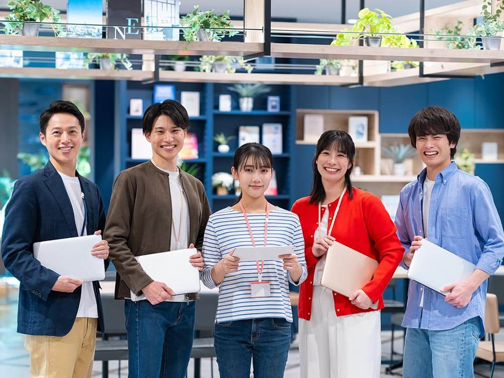 笑顔の若い社員ビジネスパーソン