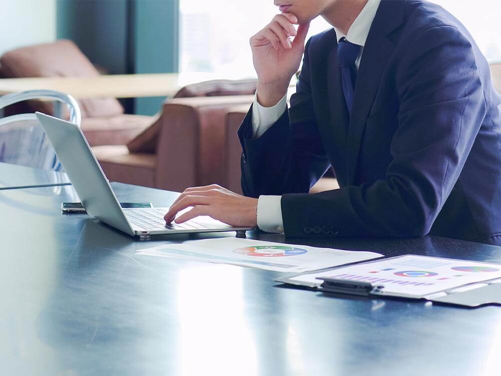 パソコンを見ているビジネスパーソン