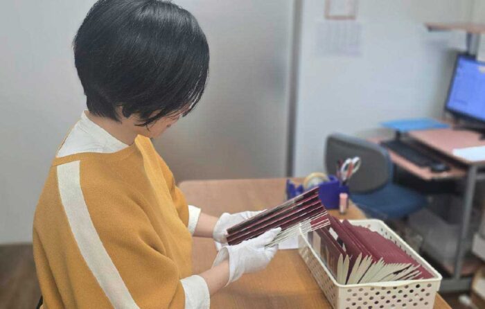 プロフィールブック印刷チェックする様子