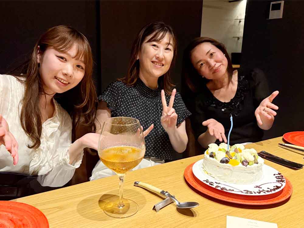 クリエイティブチームでマネージャーのお誕生日をお祝いしました！