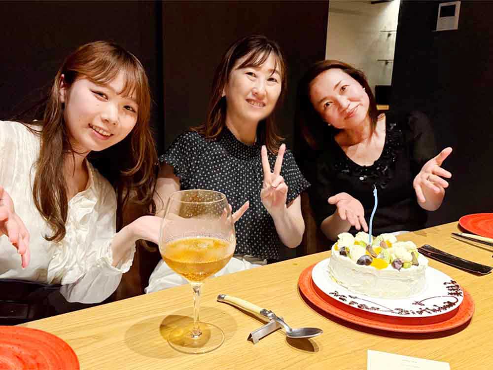 クリエイティブチームでマネージャーのお誕生日をお祝いしました！